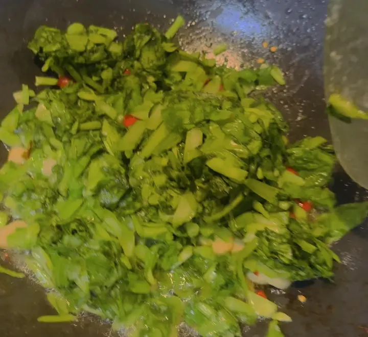 腌菜花毛豆米炒肉丝 第 4 步