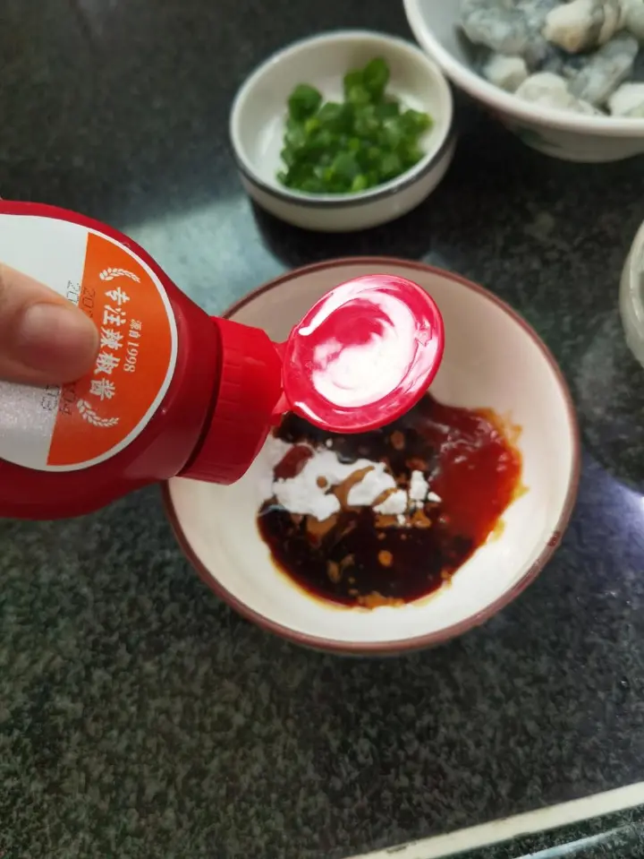 甜辣酱炒年糕虾仁 第 2 步