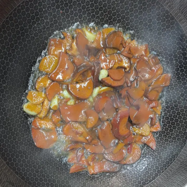 牛肝菌炒腊肉 第 4 步