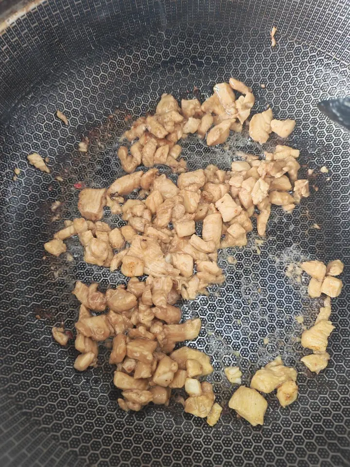 蒜苔鸡肉丁 第 6 步