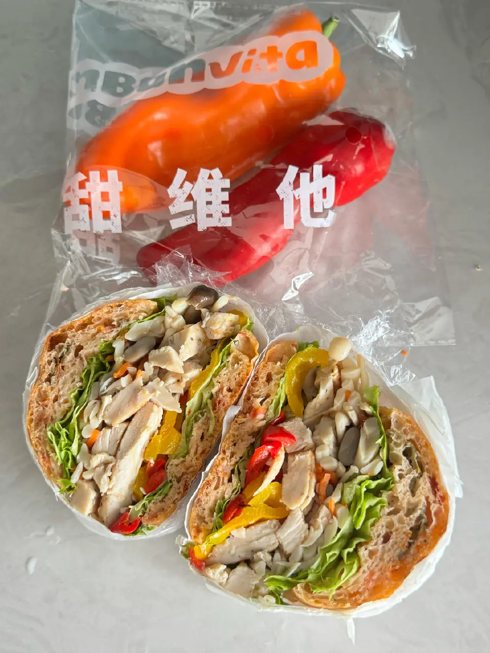 彩椒菌菇鸡胸肉三明治成品图