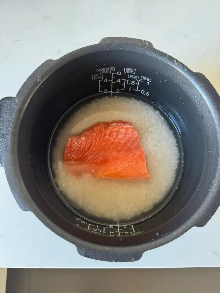 三文鱼牛油果拌饭 第 1 步