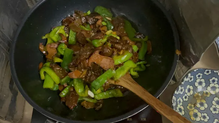 青椒牛肝菌炒腊肉 第 18 步