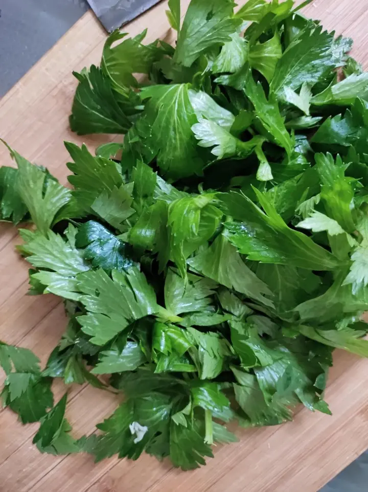 快手蒸芹菜叶 第 2 步