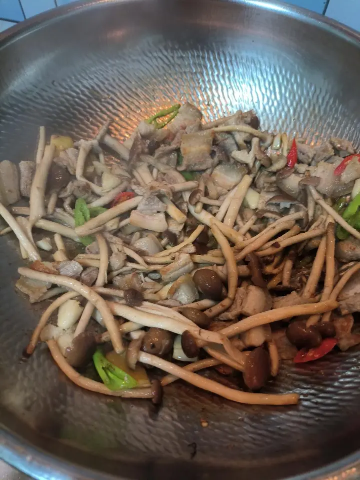 茶树菇炒肉 第 9 步