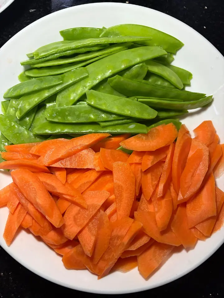 荷兰豆胡萝卜炒鸡蛋 第 1 步