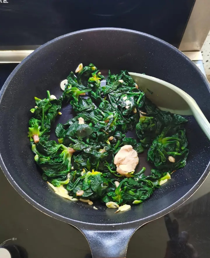 菠菜炒鸡蛋 第 7 步