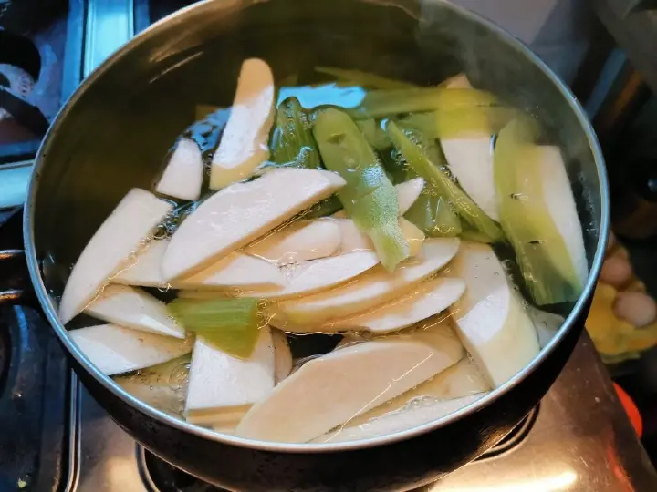 培根炒莴笋茭白 第 3 步