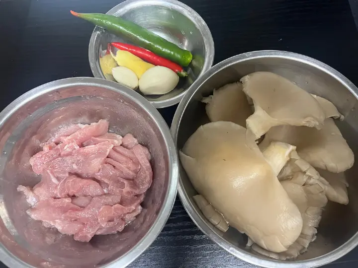 平菇炒肉片 第 1 步