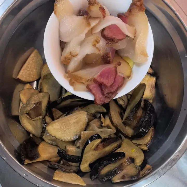 牛肝菌炒腊肉 第 1 步