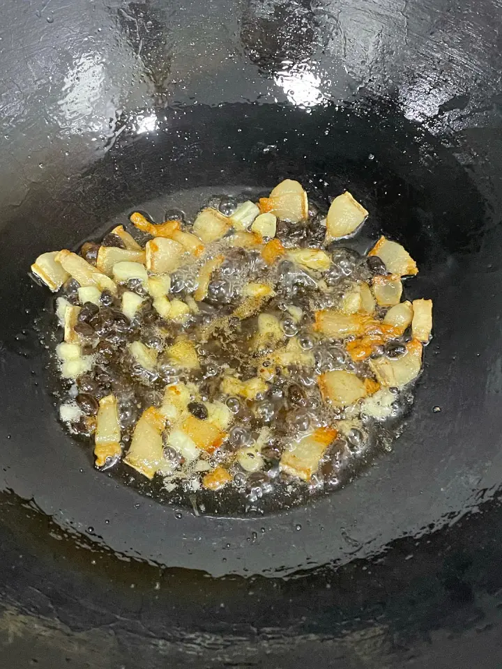 豆豉辣椒炒肉 第 3 步
