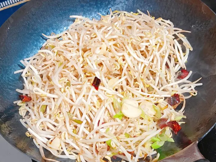 爆炒绿豆芽 第 3 步