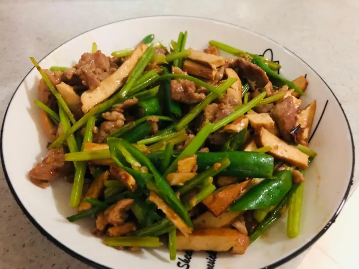 芹菜香干炒肉 第 6 步