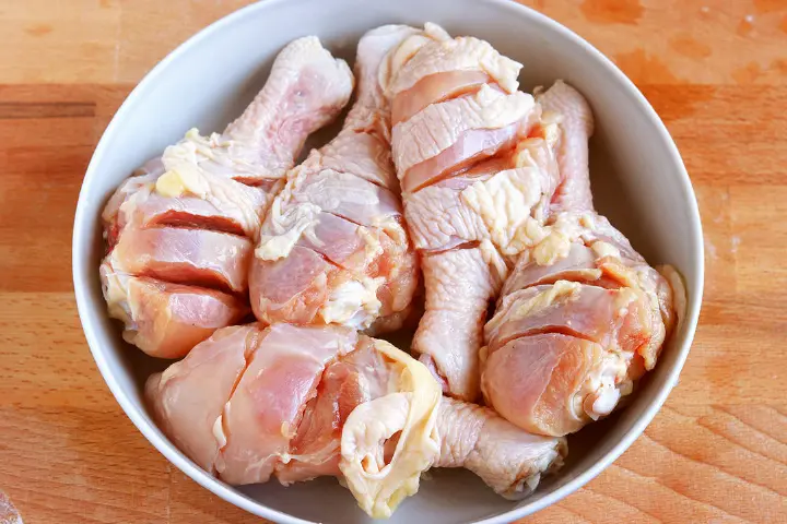 电饭锅焖鸡腿 第 1 步