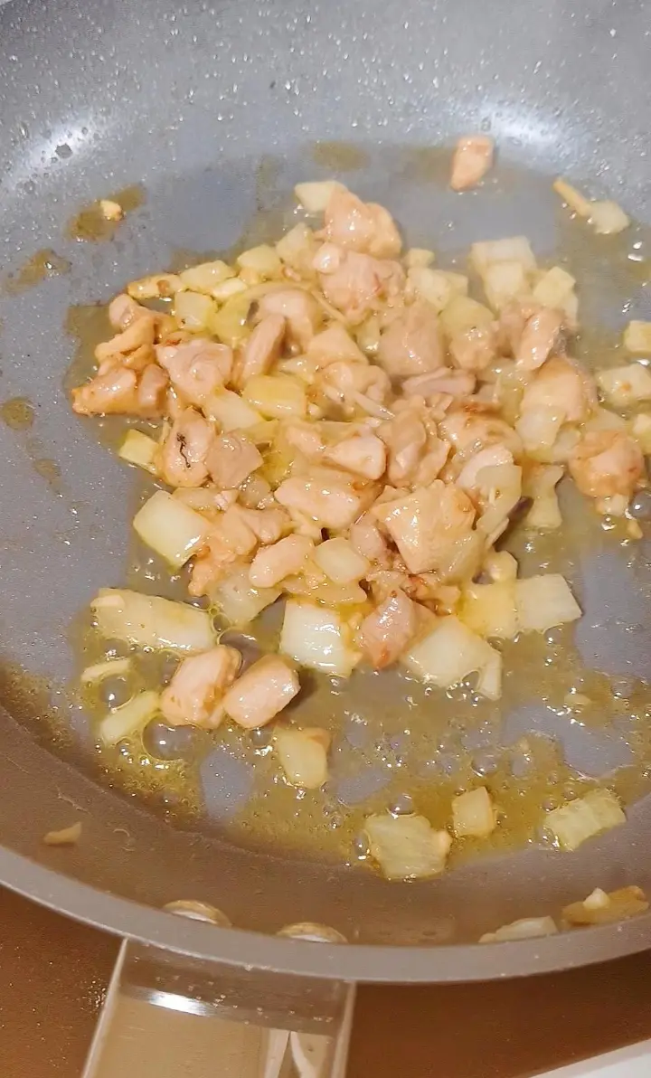 酸甜辣酱鸡腿肉三明治 第 3 步
