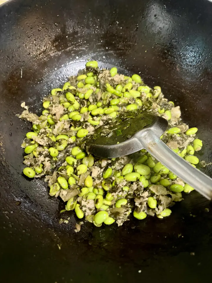 雪菜肉末炒毛豆 第 4 步