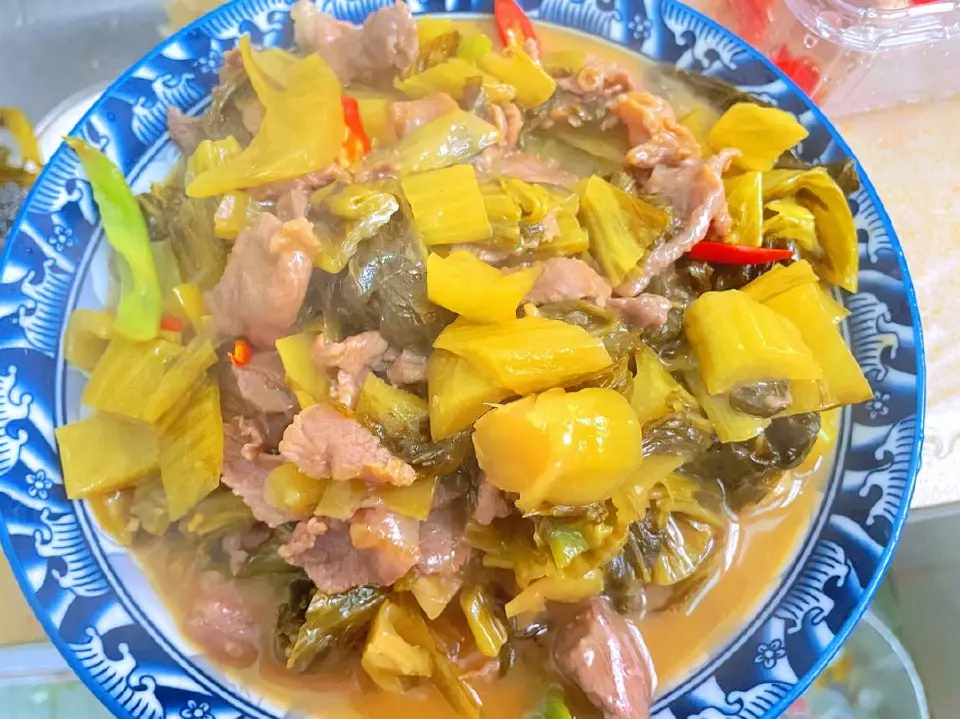 酸菜炒肉片成品图