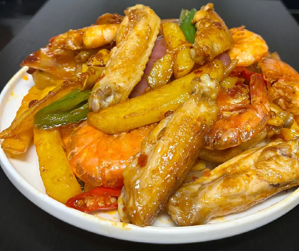 干锅鸡翅虾成品图