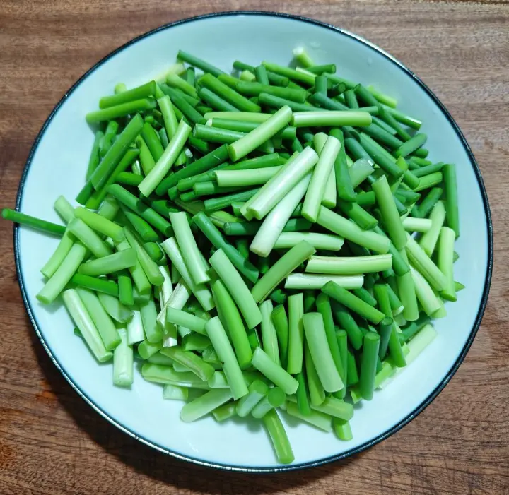 蒜苔炒肉 第 1 步