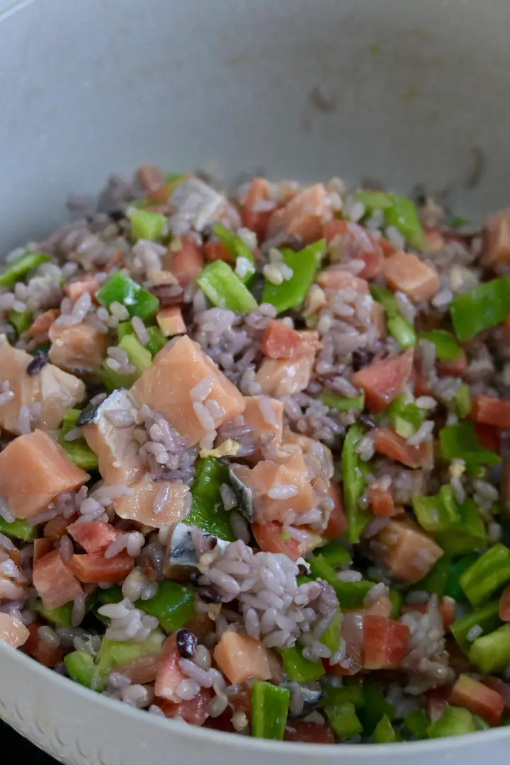 三文鱼鸡蛋炒三色藜麦饭 第 8 步