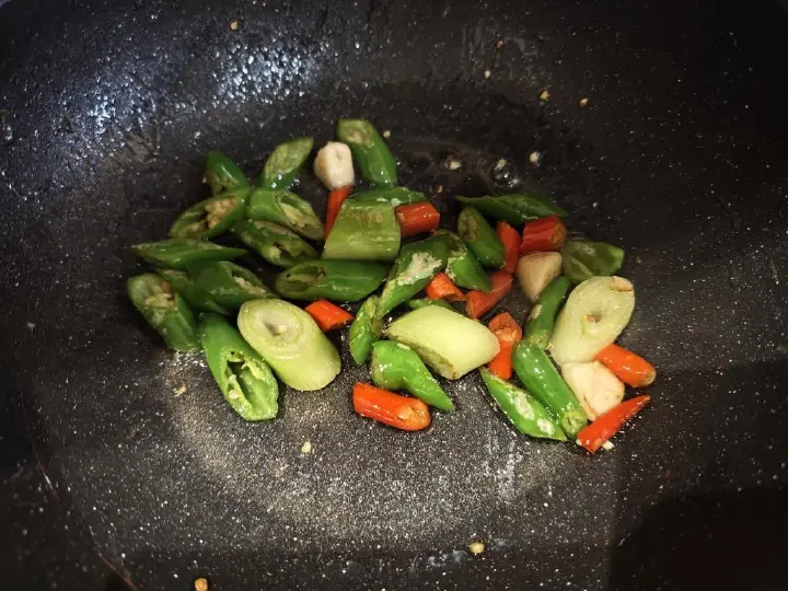 辣椒炒火腿肠 第 2 步