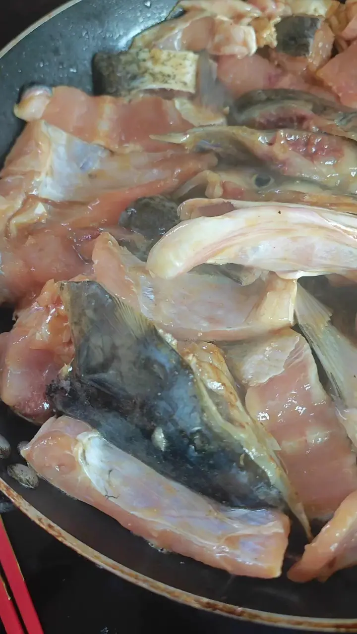 半煎焖大头鱼 第 2 步