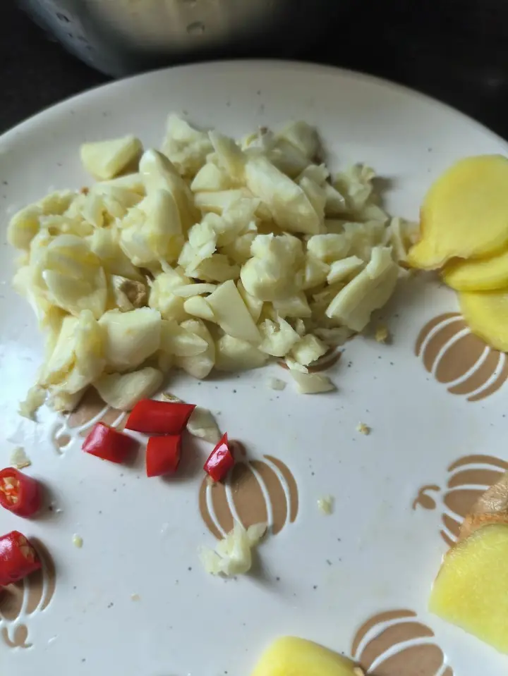 酸豆角炒肉 第 4 步