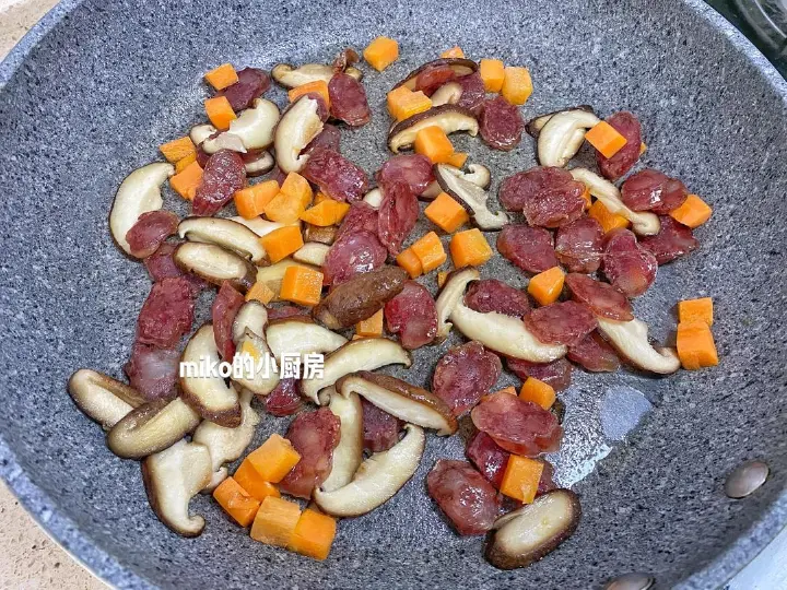 香菇腊肠焖饭 第 3 步