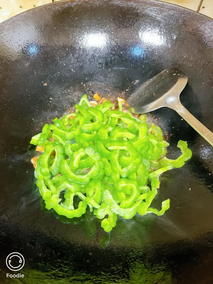 豆豉凉瓜炒肉片 第 4 步