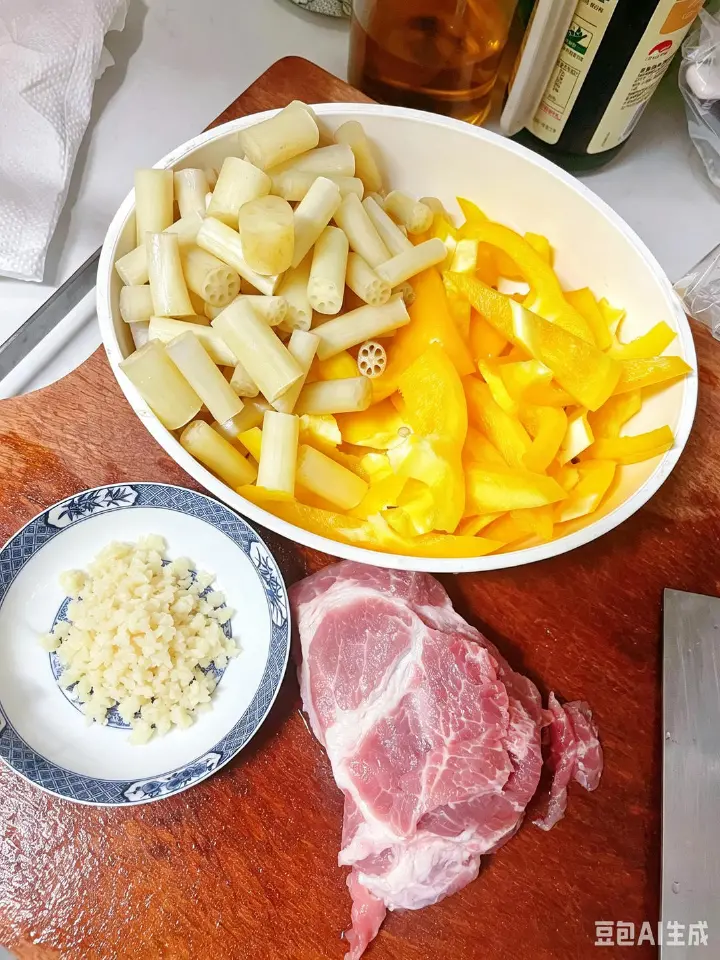 彩椒藕带炒肉片 第 1 步