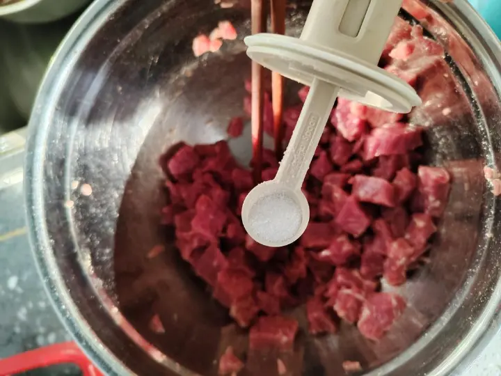 黑椒杏鲍菇牛肉粒 第 4 步