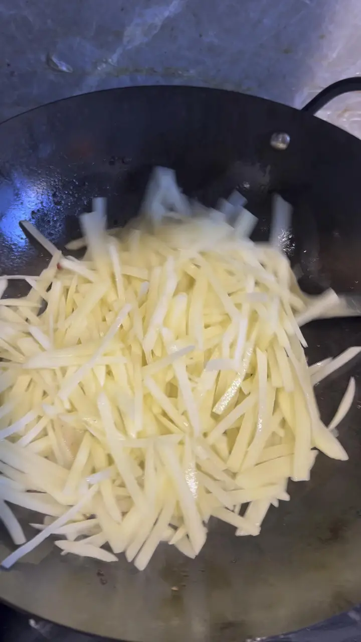 土豆丝炒肉丝 第 3 步