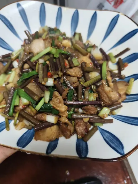 藠头蕨菜炒五花肉