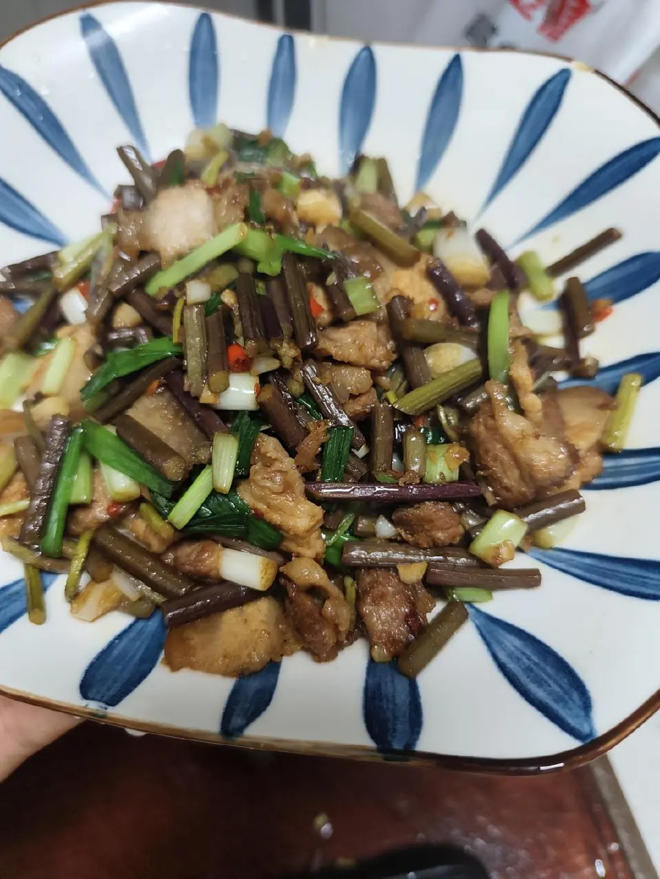 藠头蕨菜炒五花肉成品图