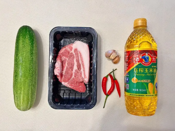 脆瓜小炒肉 第 1 步