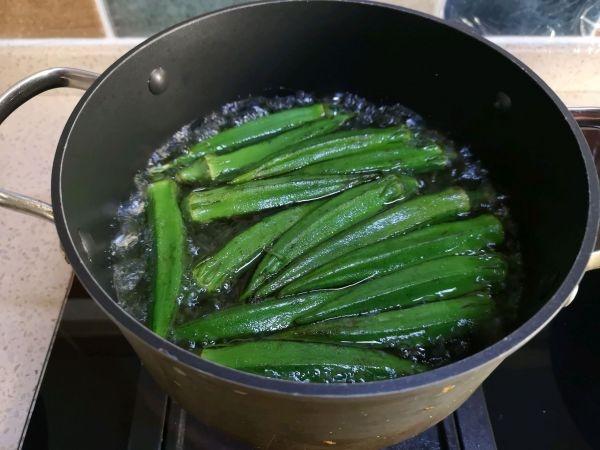 秋葵炒洋葱胡萝卜鸡蛋 第 1 步