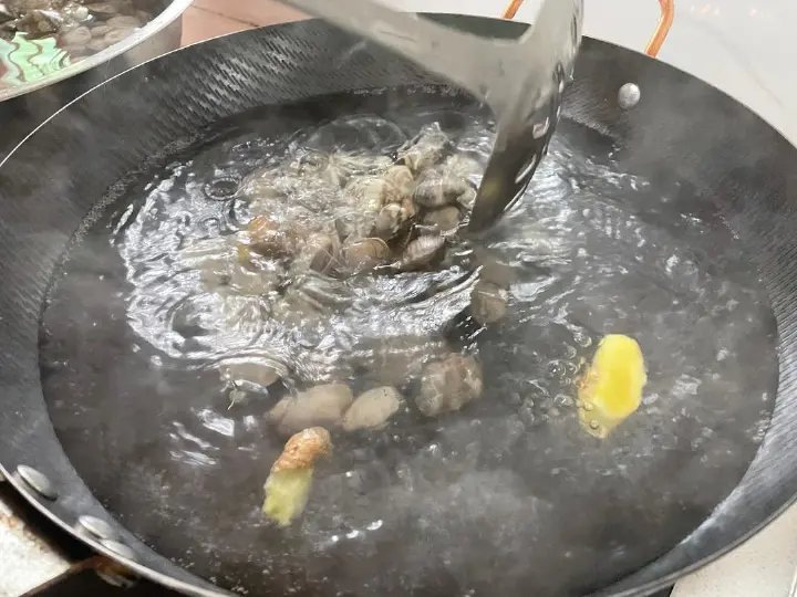 麻辣爆炒花蛤 第 2 步