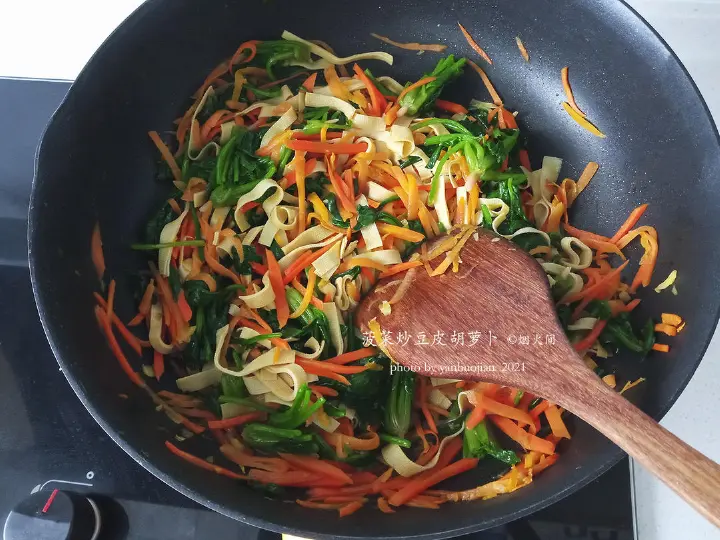 菠菜炒豆皮胡萝卜 第 9 步