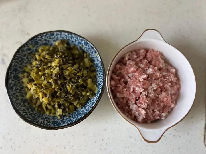 酸菜肉末 第 2 步