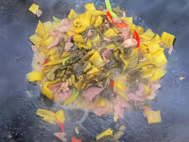 酸菜炒肉片 第 7 步