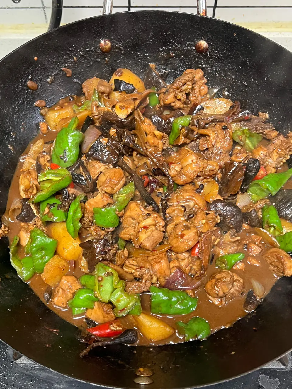 榛蘑土豆青椒炒鸡块成品图