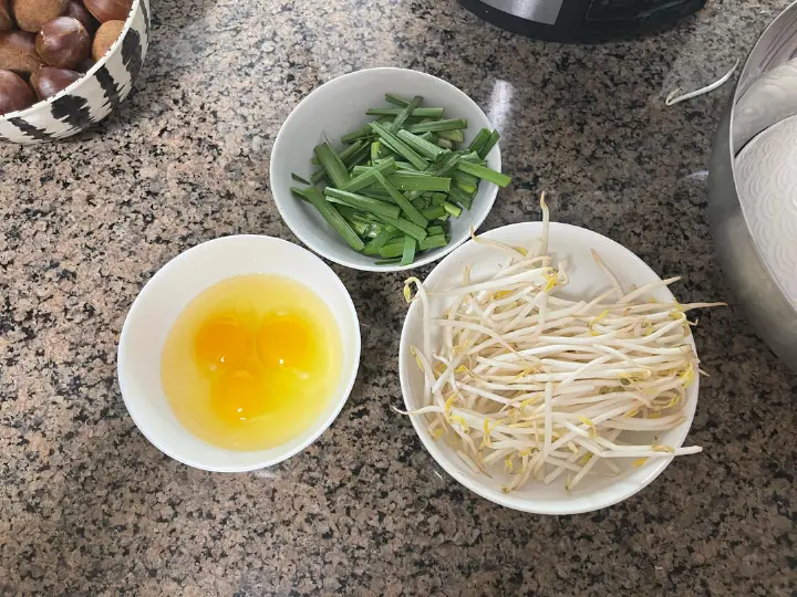 大排档风味韭菜豆芽炒米粉 第 2 步