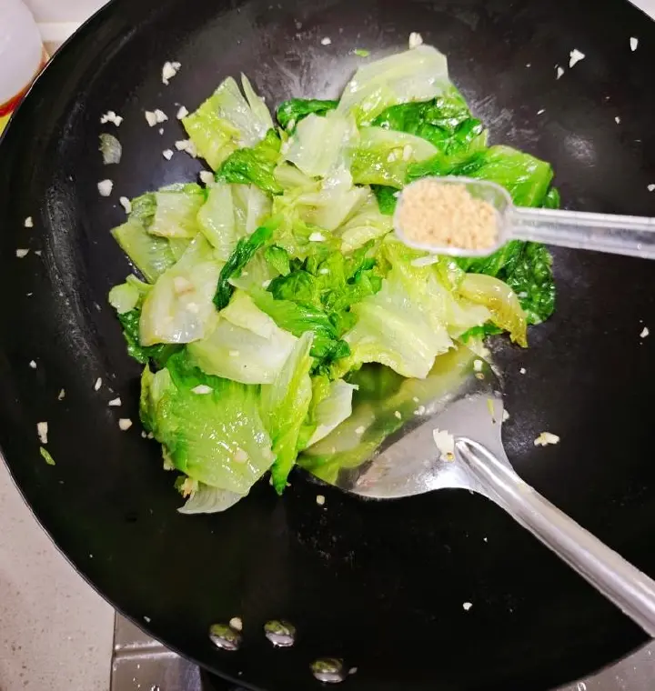蒜末炒生菜 第 4 步