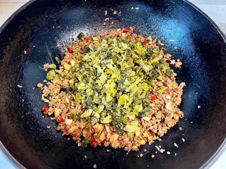 酸菜肉末 第 5 步