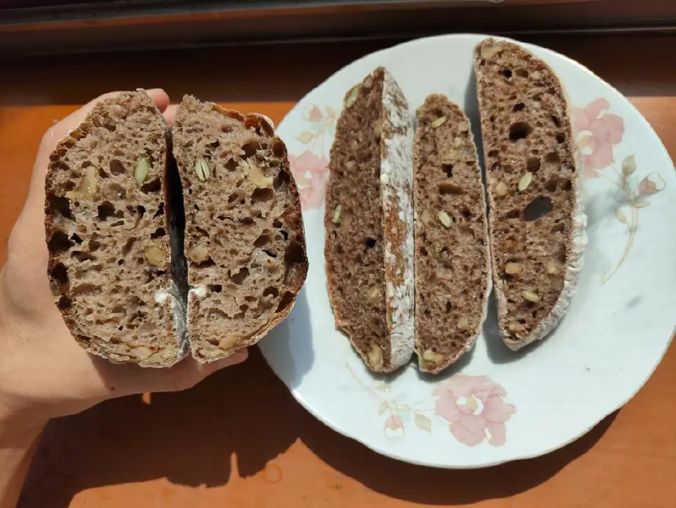 粗粮果仁免揉欧包成品图