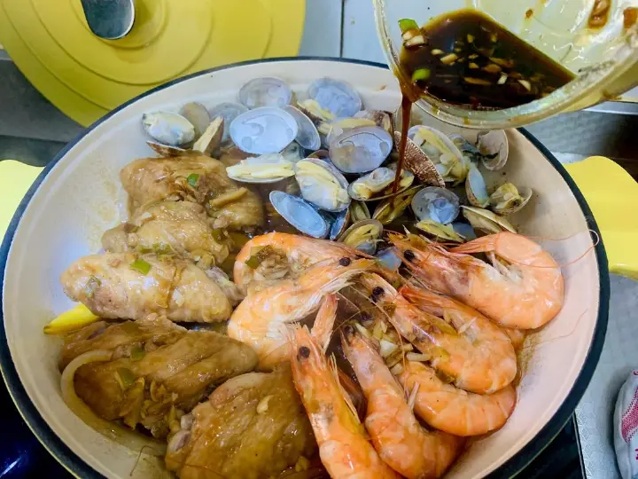 鸡翅海鲜香薯煲 第 10 步