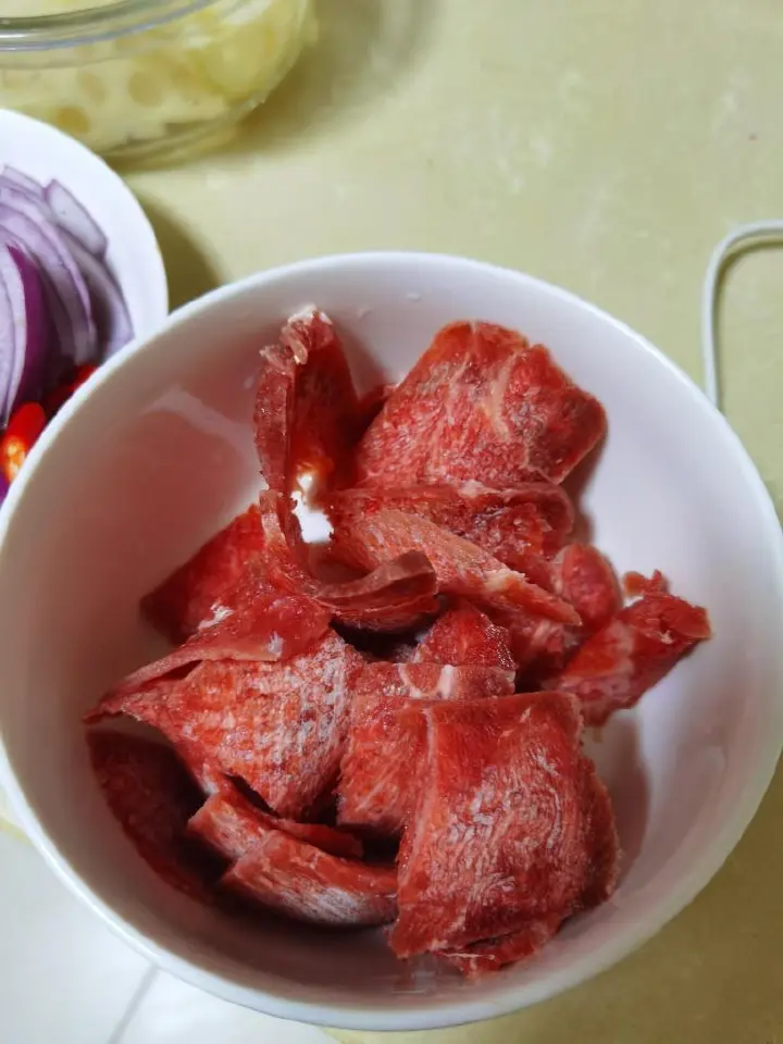 洋葱炒牛肉 第 2 步