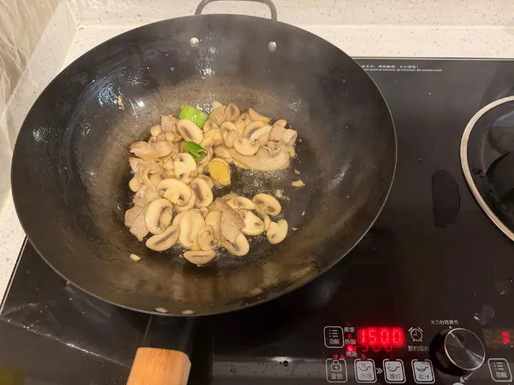 口蘑炒五花肉 第 6 步