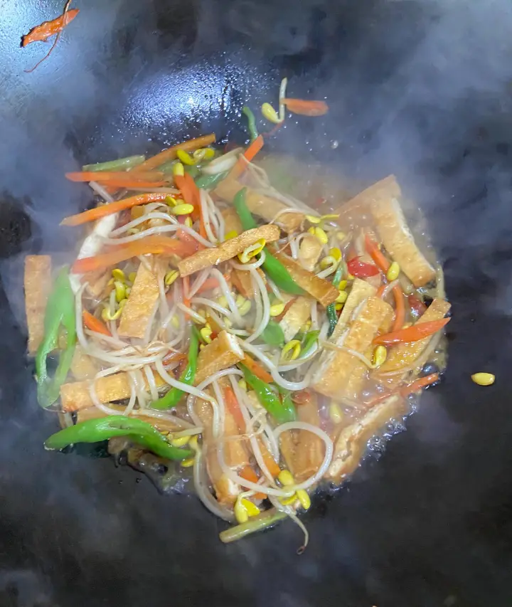 黄豆芽炒油豆腐 第 10 步
