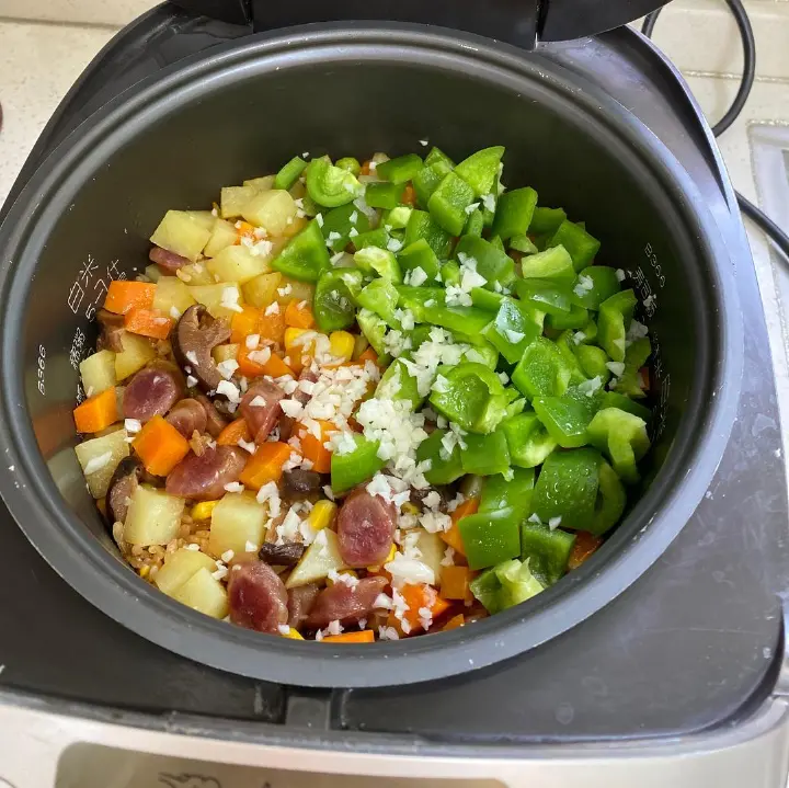 土豆腊肠焖饭 第 11 步